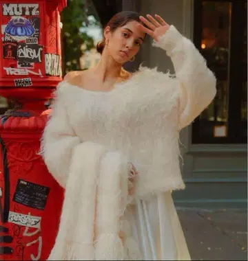 더 토 샤기 니트 화이트 V넥 니트