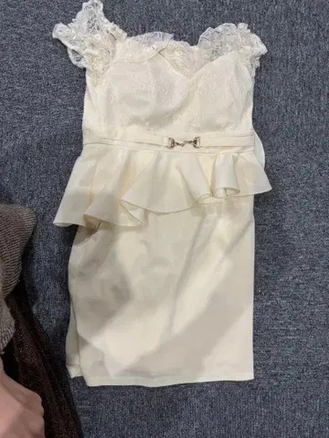 아이보리 레이스 프릴 드레스