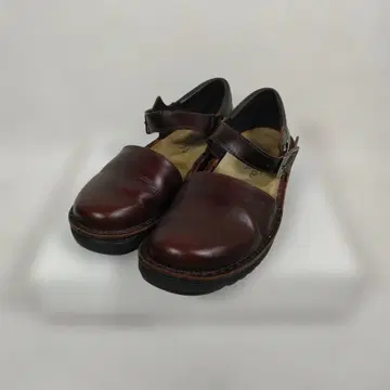 naot 36 다크 브라운 가죽 스트랩 샌들