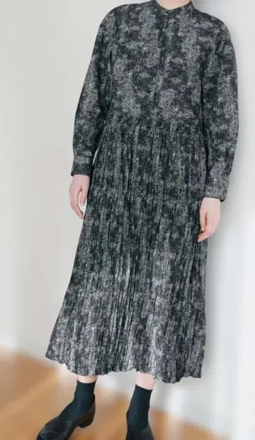 THREE FIFTY STANDARD 도트 무늬 플리츠 절개 원피스