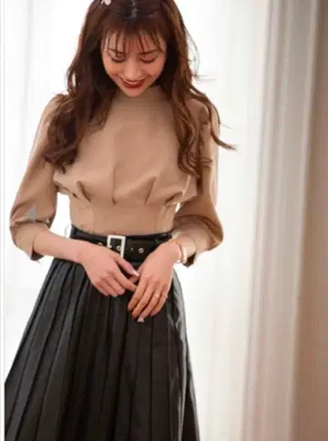 베이지 긴팔 상의 퍼프 슬리브 페플럼