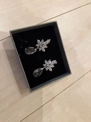 크리스탈 꽃 디자인 귀찌