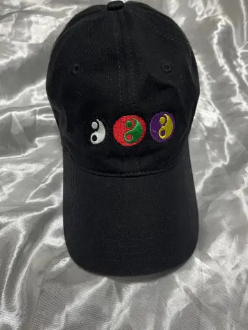 고샤 루브친스키 블랙 캡