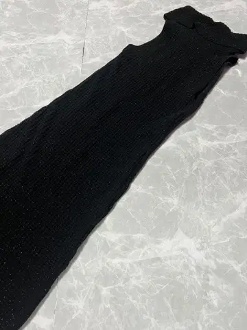 FRAY I.D 등 트임 하이넥 슬리브리스 니트 원피스 라메 직조