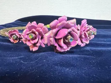 미하엘 네그린의 보라색 꽃 장식 머리띠