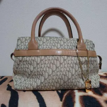 핑키앤다이안 로고 참 포함 디자인 베이지 핸드백