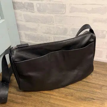 스와로 바닥 숄더백 이아파피요네 블랙