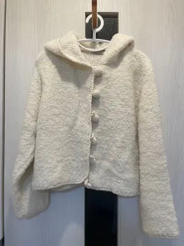 니트 가디건 후드 부착 아이보리 폼폼 버튼