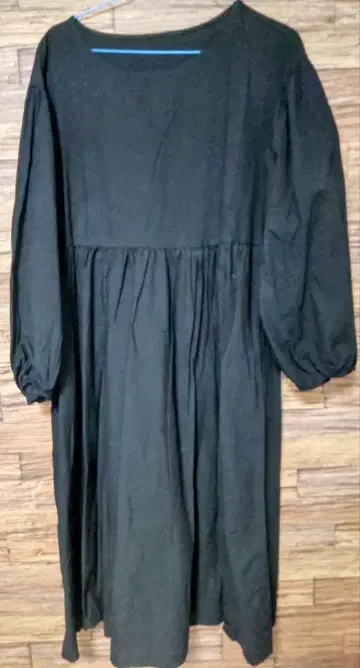 블랙 긴팔 플레어 실루엣 상의