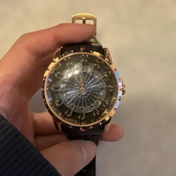 스켈레톤 디자인 골드 시계