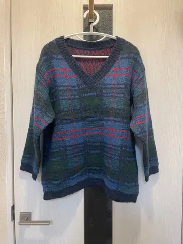 [거의 미사용] 체크 무늬 V넥 긴팔 스웨터