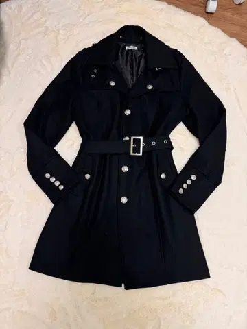 growth in the attic 블랙 트렌치코트 실버 장식 버튼