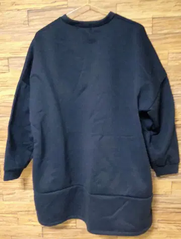 네이비 긴팔 맨투맨 포켓 부착