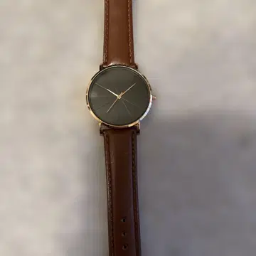 심플한 브라운 가죽 밴드 시계