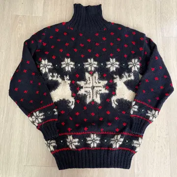 루돌프 무늬 네이비 스웨터 하이넥