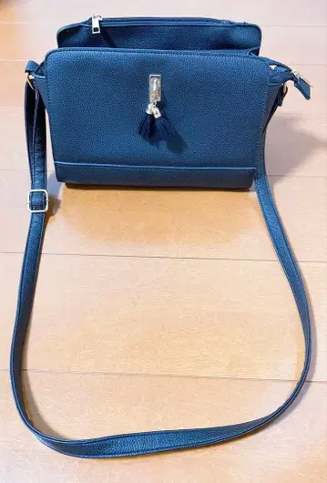 블랙 태슬 포함 숄더백