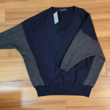 택 포함 미사용* 어반 리서치 절개 V넥 니트