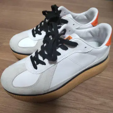 화이트/오렌지 스니커즈