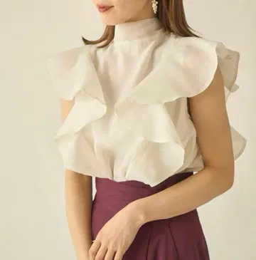 SNIDEL 슬리브리스 프릴 오간자 시스루 블라우스