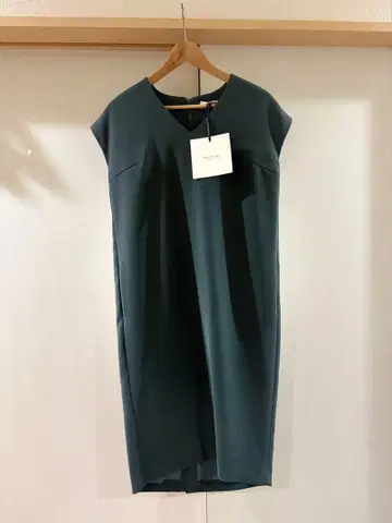 다크 그린 반팔 무릎 기장 원피스