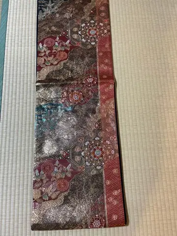 빨간색과 금색 꽃무늬 후쿠로 오비