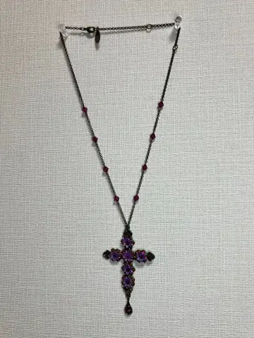 미하엘 네그린의 보라색 꽃 모티브 크로스형 목걸이