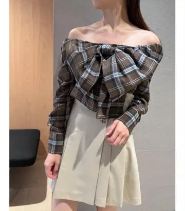 SNIDEL 브라운 리본 디자인 시어 블라우스