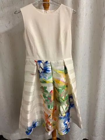 Grace Continental 슬리브리스 원피스