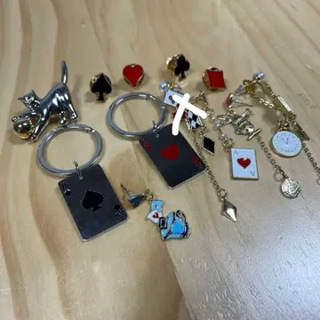 이상한 나라의 앨리스 귀걸이 키링 브로치 핀 배지 핀즈 세트