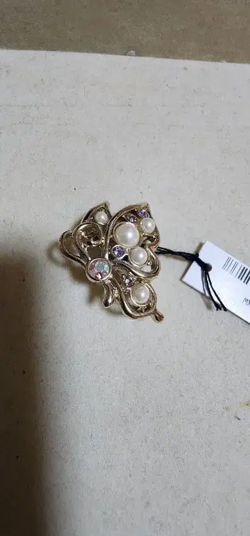 나비 모양의 펄 브로치