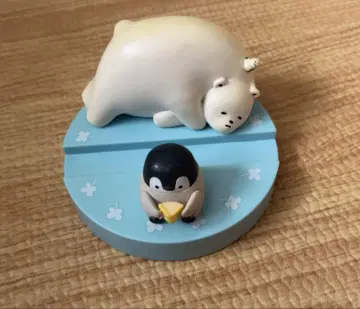 북극곰과 펭귄 피규어