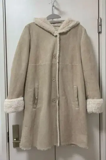 후드 달린 무스탕 코트 M 사이즈