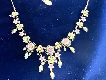 미하엘 네그린의 꽃과 비즈 장식 목걸이