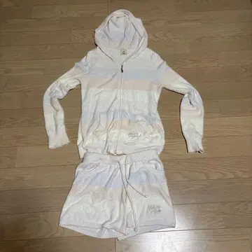 후드 부착 후드티 + 숏팬츠