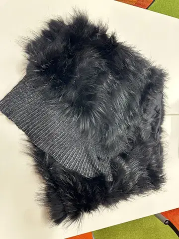 웅가로 늑대 블랙 퍼와 니트 숄