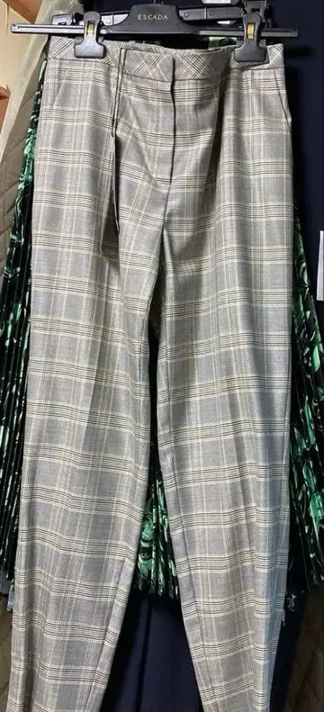 에스카다 울 체크 무늬 슬랙스 사이즈 36 택 포함 새상품