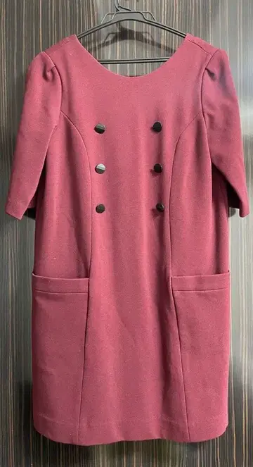 릴리 브라운 버건디 더블 버튼 V넥 원피스