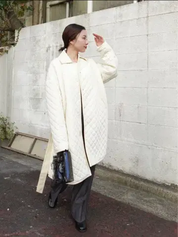 새상품급 AKTE 허리 마크 퀼팅 코트 아이보리