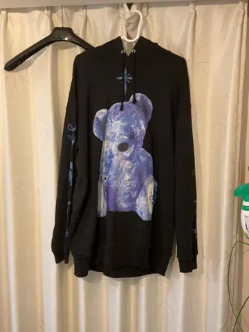 곰 그래픽 블랙 후드티 TRAVASTOKYO