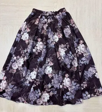 tocco closet 로얄 가든 프린트 자카드 턱 플레어 스커트