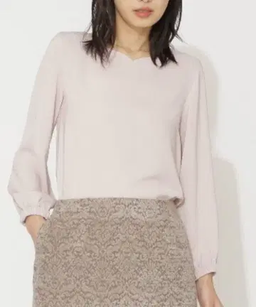 NATURAL BEAUTY BASIC 하트넥 블라우스