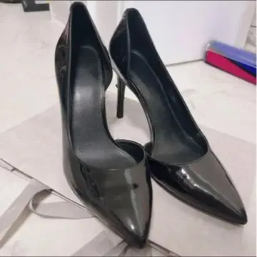 블랙 하이힐 골드 로고 포함