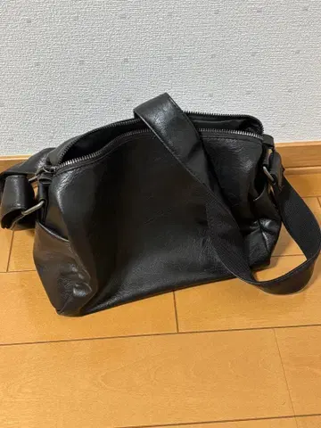 블랙 가죽 숄더백 가격 인하 가능