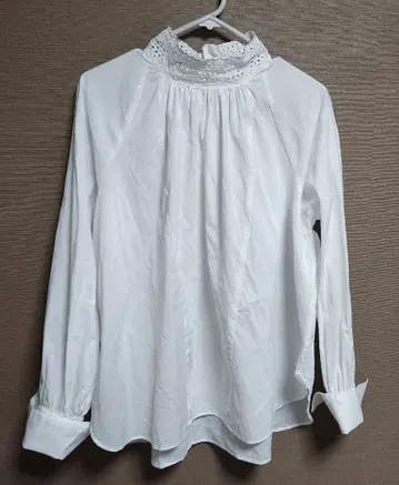 24년제 완판템 스픽 앤 스팬 코튼 자수 칼라 블라우스