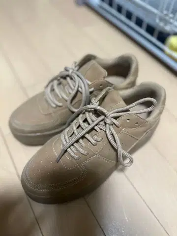 베이지 스웨이드 통굽 스니커즈