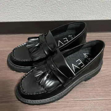 프린지 장식 블랙 로퍼 통굽