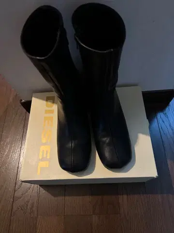 카스타네 (Kastane) 블랙 가죽 중간 힐 부츠