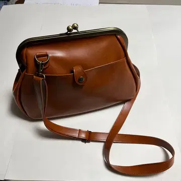 가마구치 숄더백 카멜