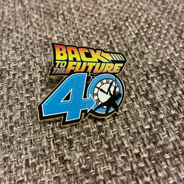 백 투 더 퓨처 40주년 핀 배지