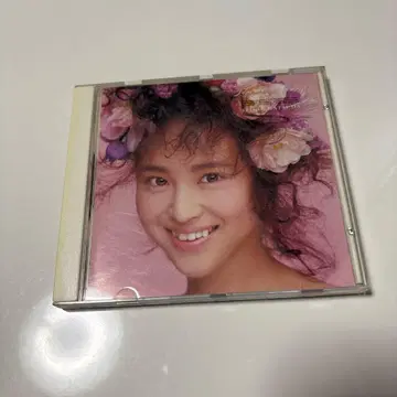 꽃 장식이 더해진 CD 앨범